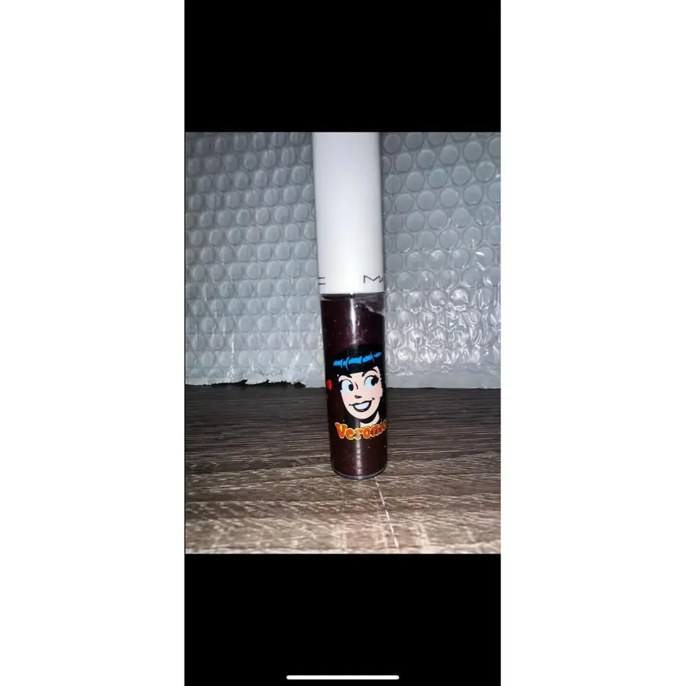 MAC Cosmetics Mall‎ Madness Dark Red Liquid Lip Gloss Archie feeling so good